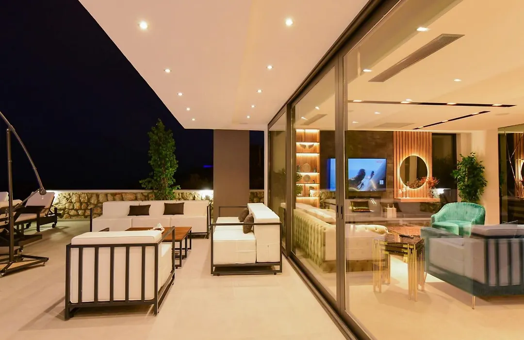 4 Bdr Ultra Luxury With Cinema Room Villa Victoria-1